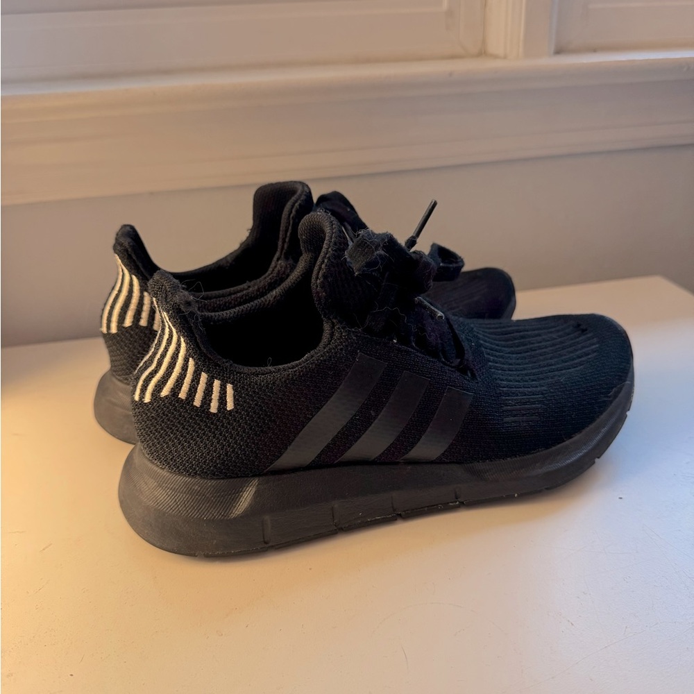 women’s black adidas sneakers size 8
